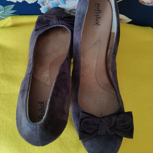 Brown Suede Pumps with Block-Heel and Toe Bow Accent | Softshoe by Medicus - Picture 4 of 12